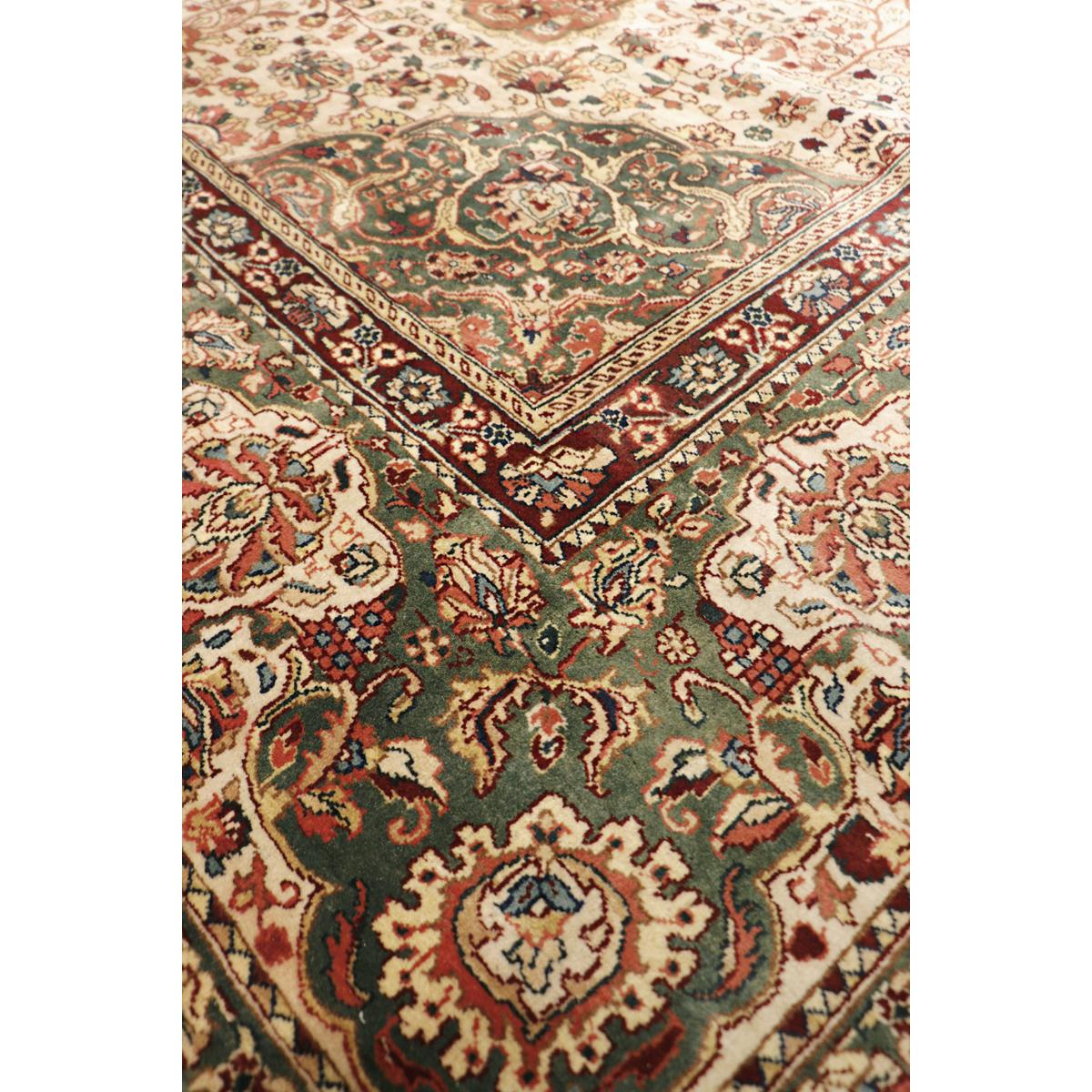 Crown Jewel Agra Collection Hand-Knotted Lamb's Wool Area Rug