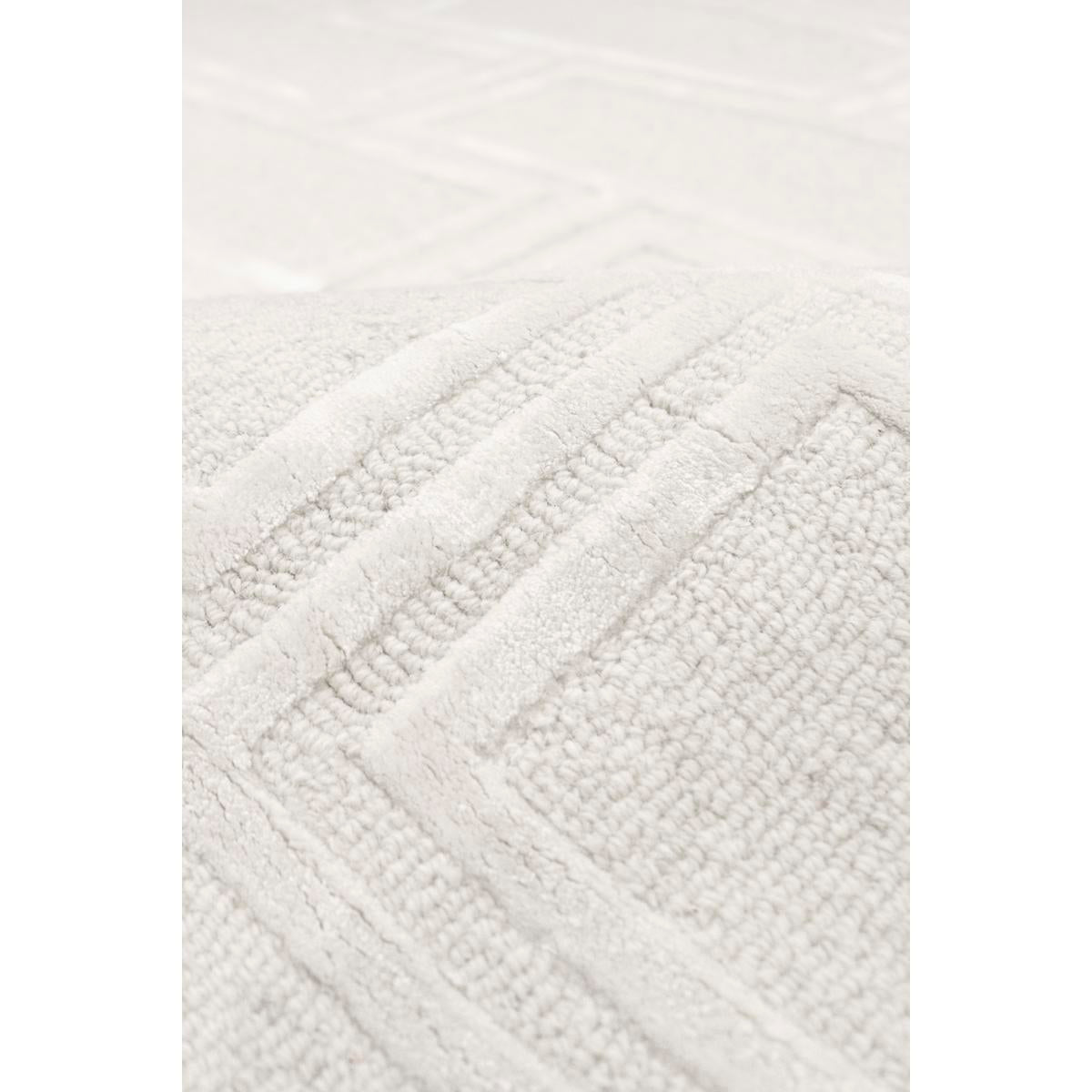 Edgy Hand-Tufted Ivory Transitional Area Rug
